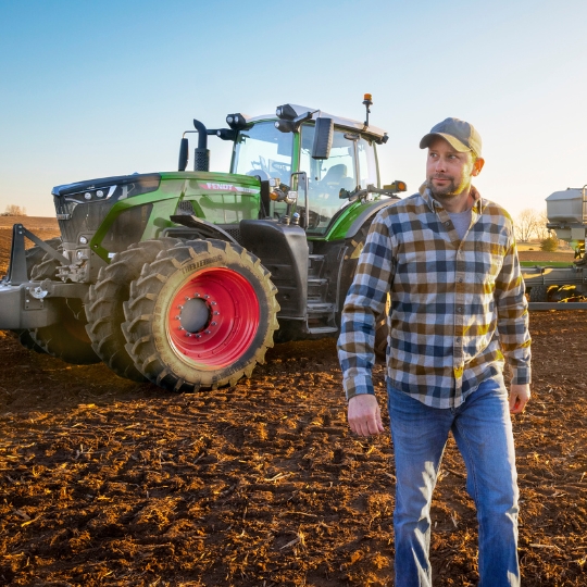 farmer getting work done with fendt tractor