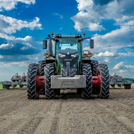 fendt 900 tractor in the field working