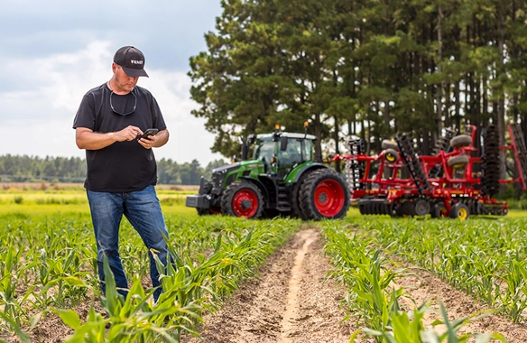 Get a 3-year lease and full warranty on a Fendt tractor from Agri-Service.