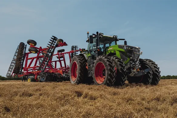 Powerful Fendt high-horsepower tractor with sunflower tillage equipment. Available now at Agri-Service.